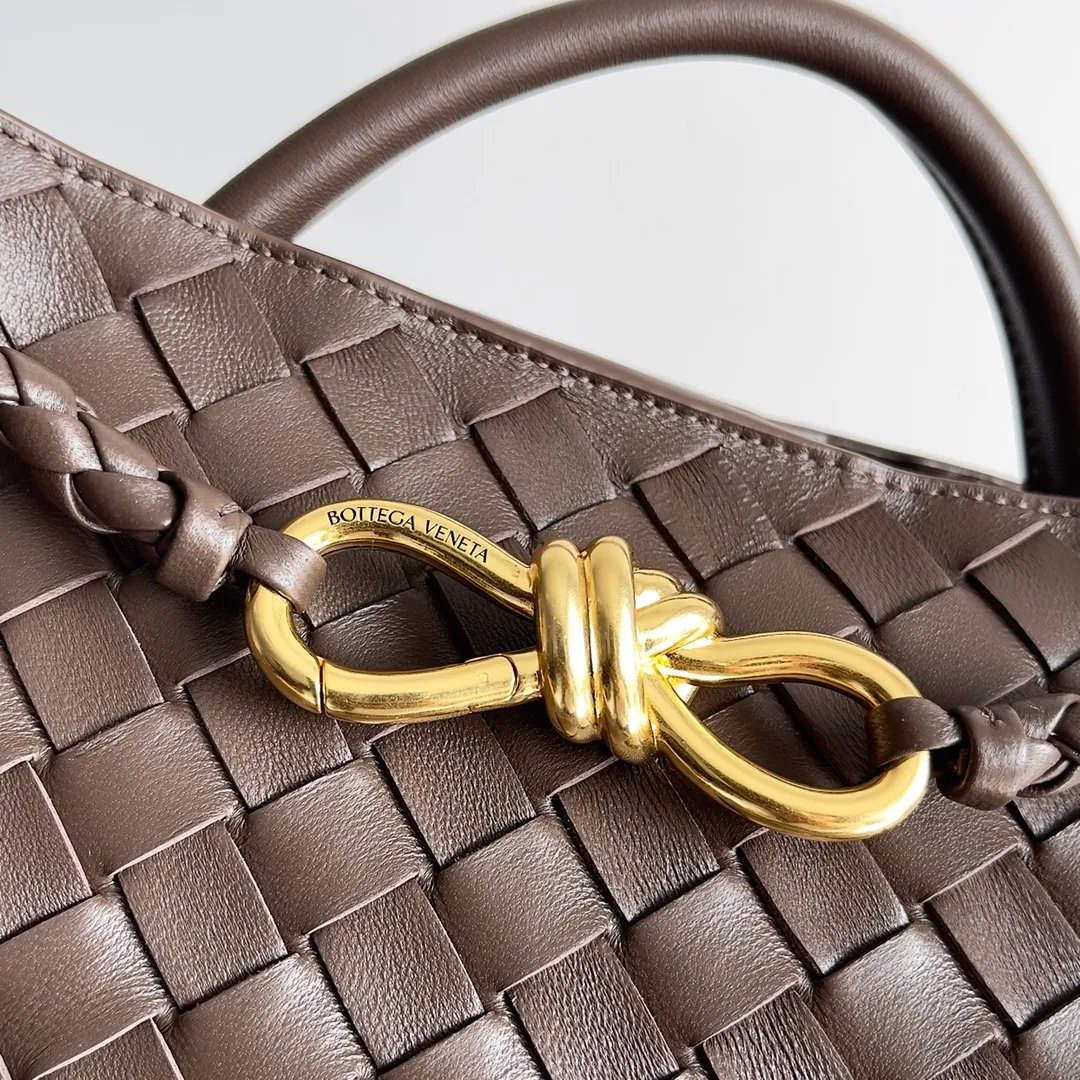 The 2023 new Andiamo batch of 1860 BV has been shipped‼ ️Really popular🔥The new Andiamo woven handbag launched by Bottega Veneta this season is really popular all over the world! ! Celebrities at home and abroad have worn it, and Oscar-winning actress Michelle Yeoh has taken it out on the street. Song Jia, Trai Yara, Yu Feihong, Sanji Ayaka, Rosie Hunting-Whiteley, Yoshioka Riho, etc. have all picked up this bag. It is classic and versatile, showing off its temperament, and the bag capacity is also large, which is very convenient for daily commuting! ! A variety of carrying methods, the shoulder straps can be adjusted by yourself, the original lambskin feels soft and delicate, and the neutral style is made to break gender boundaries and bring a more practical and longer-lasting use experience. Andiamo, which has both elegant and casual styles, perfectly interprets the true appearance of "fashionable old money style". Style number: 743568 Size: 25*22*10.5cm
